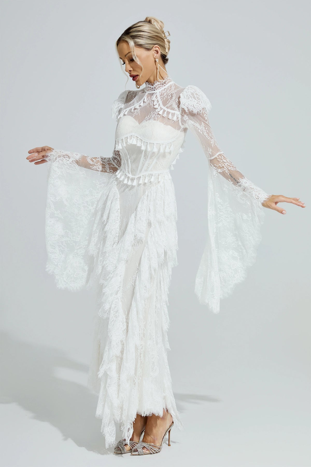 Rochie maxi Ravena din dantelă, albă – mâneci clopot